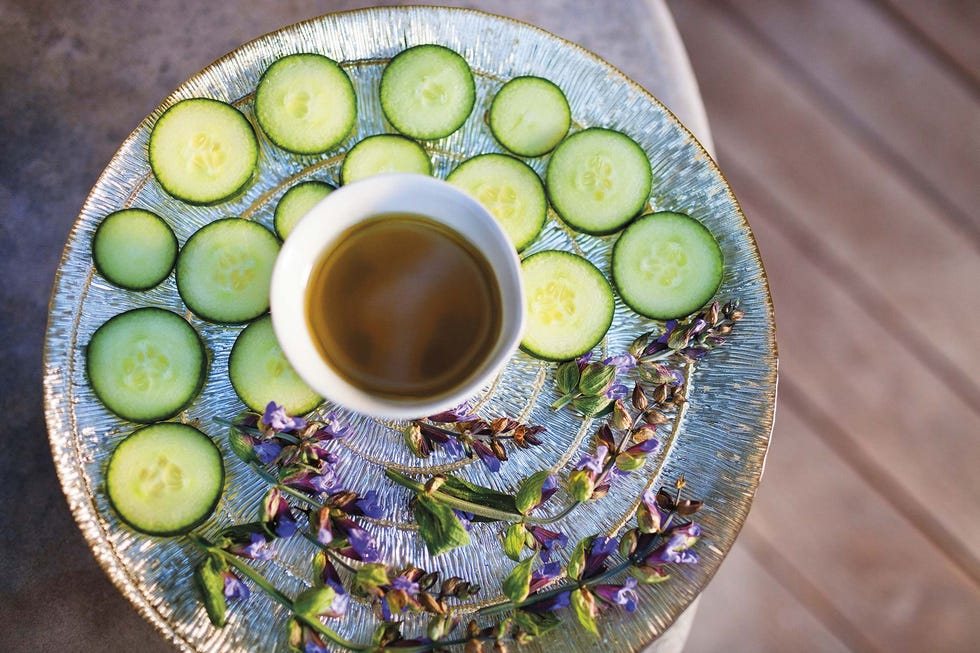 rodajas de pepino para tratamiento de belleza facial