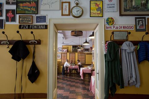 Met zijn oude meubilair affiches en eenvoudige keuken heeft de Trattoria Madonnina een Milanees restaurant uit de vroege twintigste eeuw zijn unieke charme weten te behouden