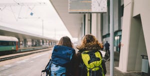 twee vrouwen met rugzakken op treinstation