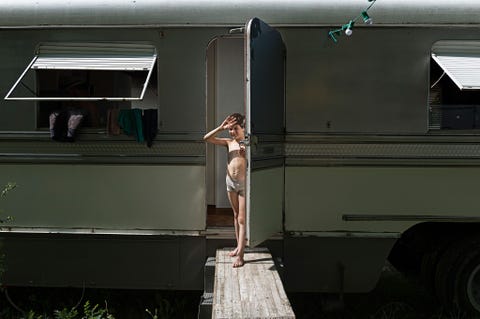 Zoran neemt een kijkje buiten de caravan terwijl hij wacht tot zijn ouders terugkomen
