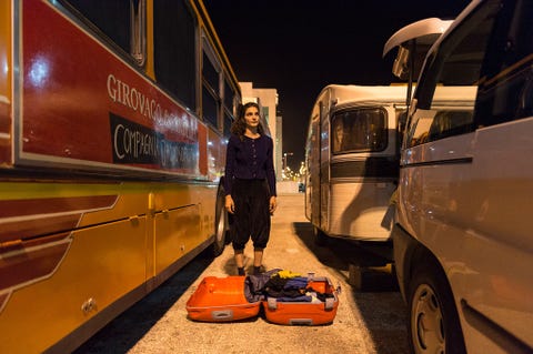 Een lid van de groep staat buiten de trailer in Griekenland