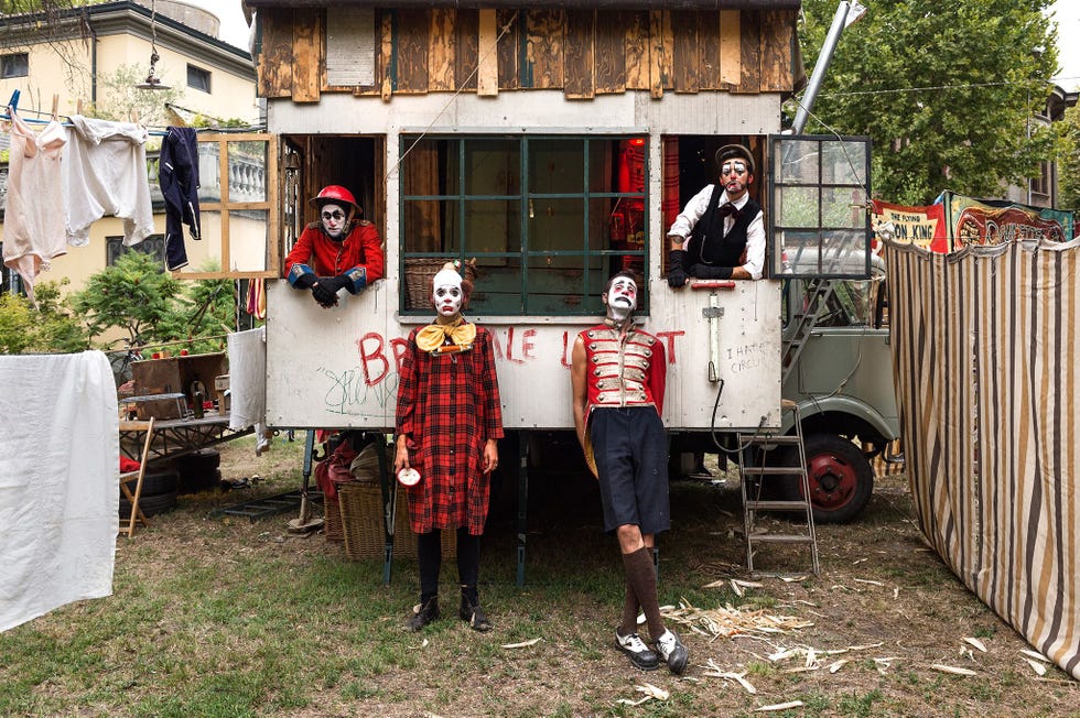 Manu Lisa Luca en Maria van de Brunette Bros poseren voor een portret na hun clownsshow