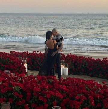 今年初めに交際が発覚したコートニー・カーダシアン（42歳）と「ブリンク182」のドラマーであるトラヴィス・バーカー（45歳）。そんな二人が、10月17日（現地時間）に婚約を発表。ロマンティックなプロポーズ写真にも注目♡