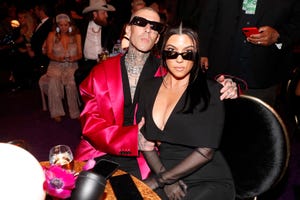 travis barker en kourtney kardashian bij de grammy awards in las vegas in april 2022