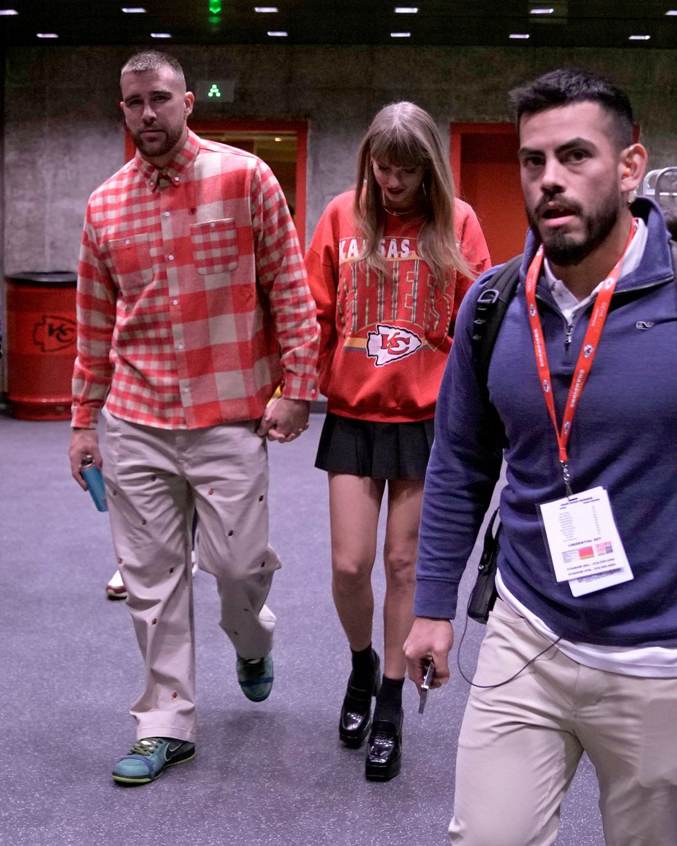 travis kelce and taylor swift holding hands