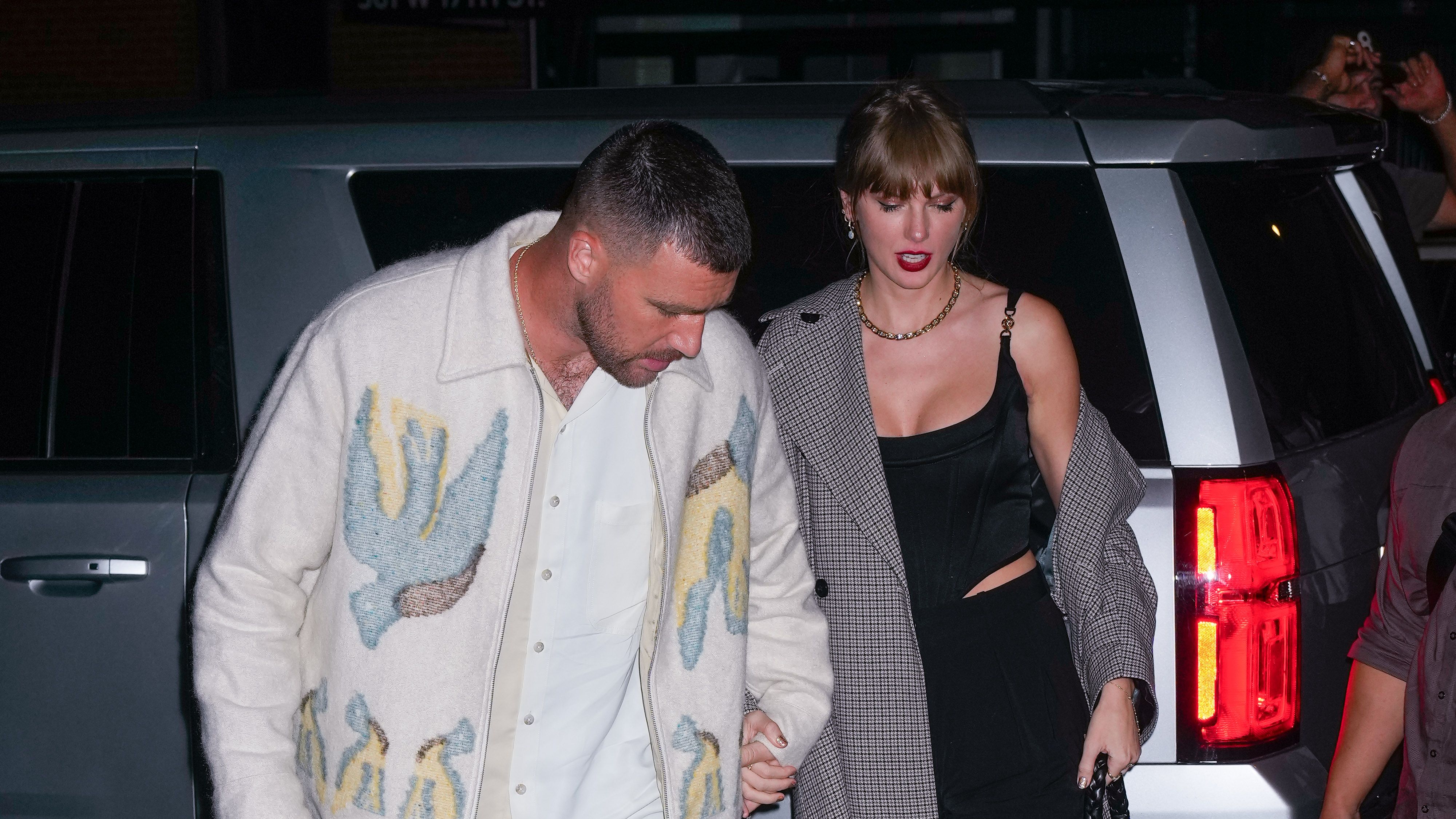 A Body Language Expert ﻿Analyzes ﻿Taylor ﻿Swift and Travis ﻿Kelce's Date  Pics