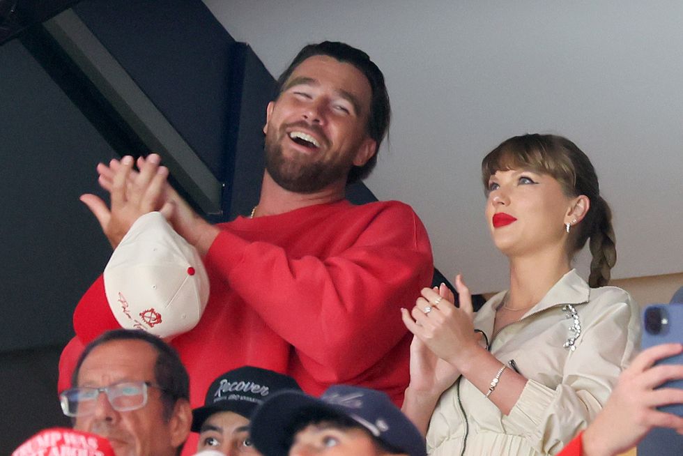 Travis Kelce y Taylor Swift en el cuarto partido de la final de la Copa Stanley 2025