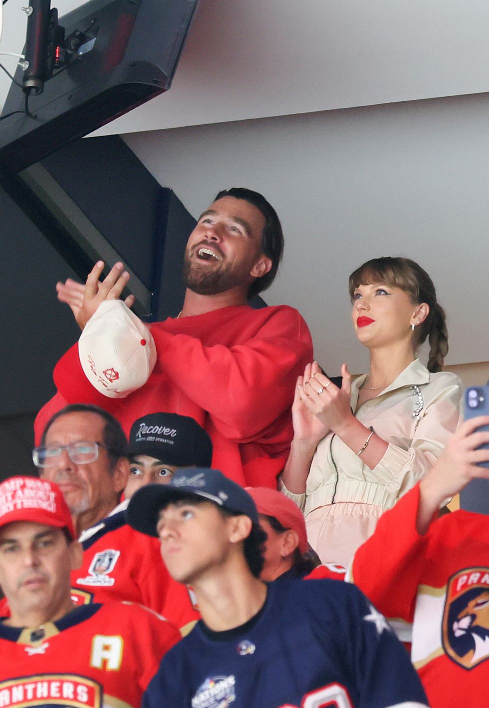 Travis Kelce y Taylor Swift en la final de la Copa Stanley 2025