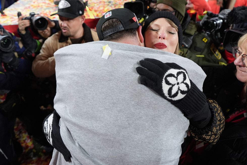 taylor swift and travis kelce hug