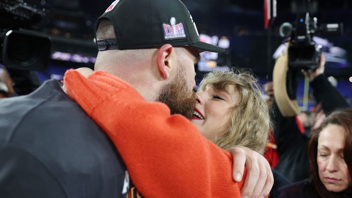 Taylor Swift Kisses Travis Kelce After Chiefs' AFC Championship Win