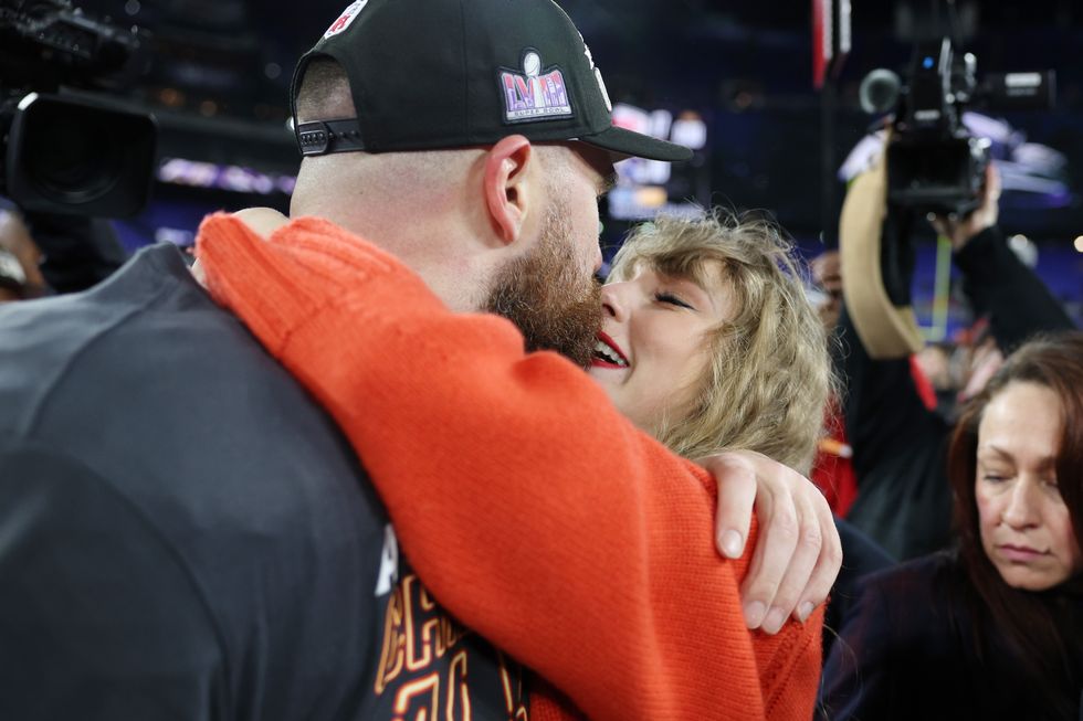 taylor swift and travis kelce kissing during the afc championship