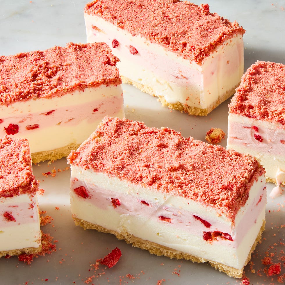 layers of strawberry ice cream and vanilla ice cream on top of a sandwich cookie base