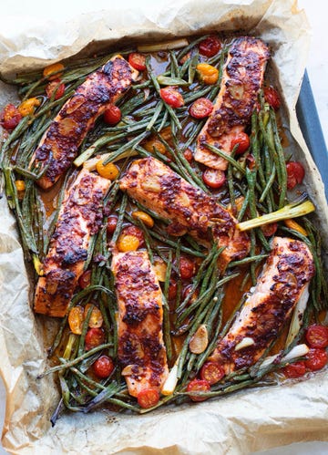 traybake met zalm in puttanesca stijl uit ottolenghi comfort