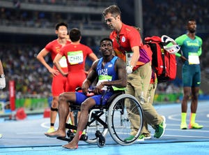 el atleta estadounidense trayvon bromell abandona en silla de rueda la pista de los juegos olímpicos de río 2016