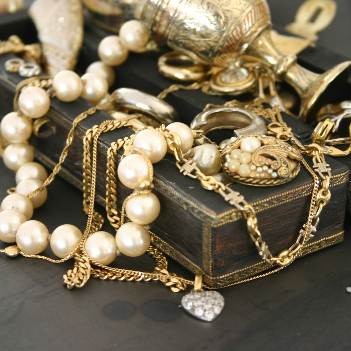 How to Identify the Value of Your Antique Jewelry