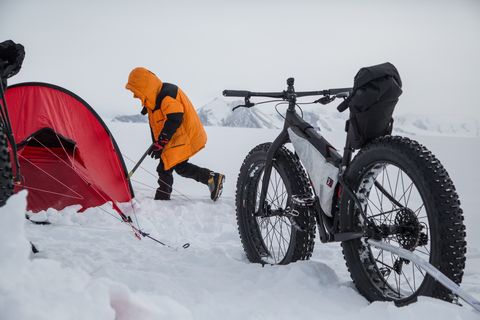 Snow, Bicycle, Vehicle, Bicycle wheel, Mountain bike, Winter, Sports equipment, Spoke, Bicycle frame, Bicycle accessory, 