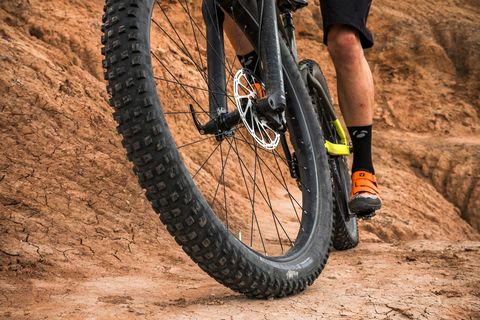 Tire, Vehicle, Bicycle tire, Bicycle wheel, Cycling, Automotive tire, Bicycle, Mountain bike, Downhill mountain biking, Mountain bike racing, 