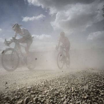 fietsers op een stoffige gravelweg