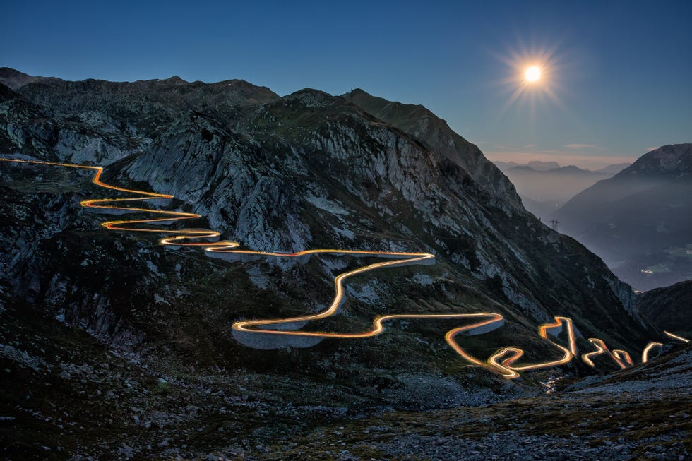 strada tremola di notte con semaforo