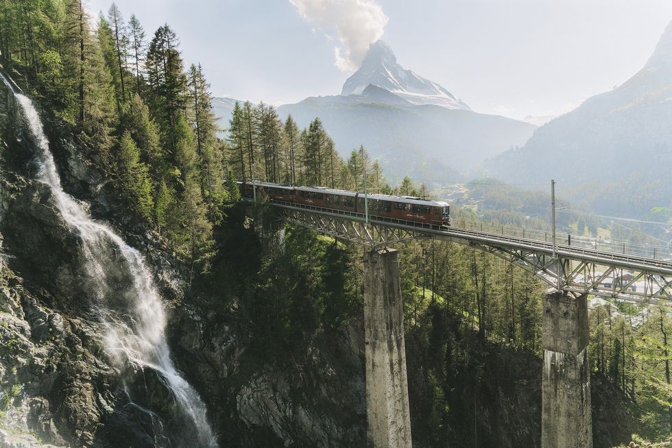 tren atravesando la montaña matterhorn