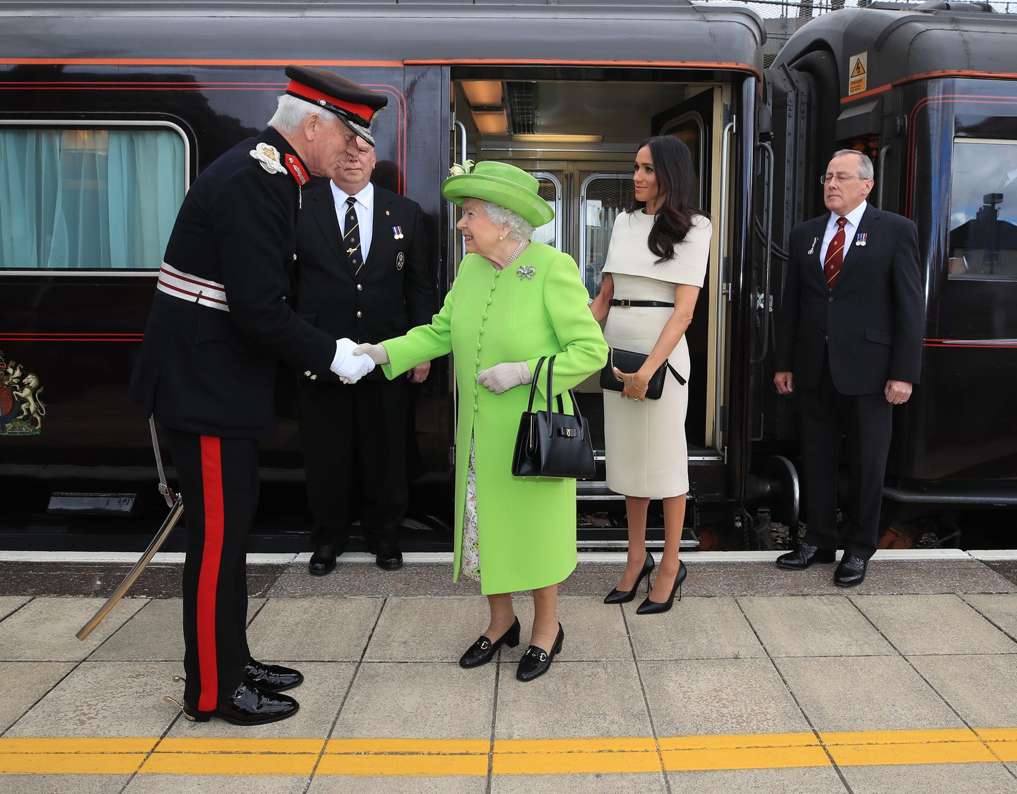 Regina Elisabetta: le foto sul Royal Train con Meghan