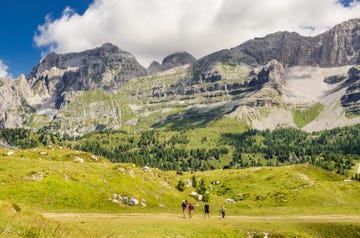 wandelaars hiken door de brenta dolomieten in trentino