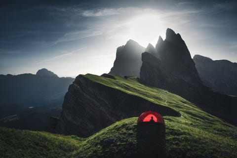 https://www.nationalgeographic.com/content/dam/travel/rights-exempt/2018-travel-photographer-of-the-year/magical-mountains/trentino-alto-adige-italy.jpg Ik ben de afgelopen vijf jaar de wereld rondgereisd maar nadat ik deze plek voor het eerst had bezocht bleef ik er naar terugkeren Wat ik zo mooi vind aan het bezoeken van dezelfde plek is dat je ziet hoe het landschap en de lichtval veranderen met de seizoenen