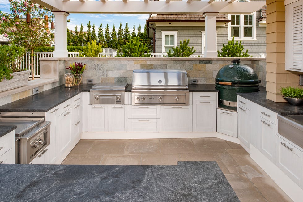 https://hips.hearstapps.com/hmg-prod/images/trex-outdoor-kitchens-1-1607107496.jpg?crop=1xw:1xh;center,top&resize=980:*