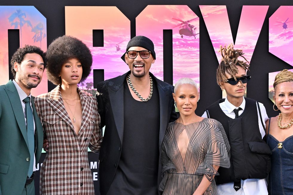 trey smith, willow smith, will smith, jada pinkett smith, and jaden smith stand together and pose for photos