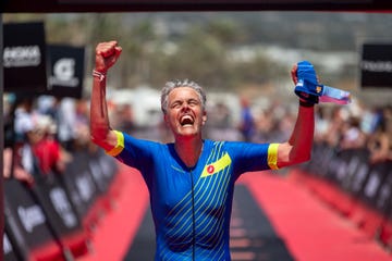 un triatleta finaliza el ironman de marbella