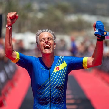 Un triatleta finaliza el Ironman de Marbella un triatleta finaliza el ironman de marbella