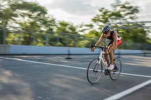 un triatleta compite en montreal