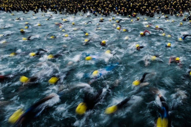 varios competidores en el sector de natación de un triatlón