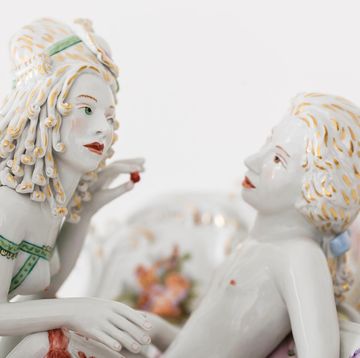 artisan chris antemanntitle trifleforbbiden fruit  a collection of antemann dreamsobject present in the exhibition space porcelain virtuosity at homo faber event 2022meissen keywords still life, close up, detail
