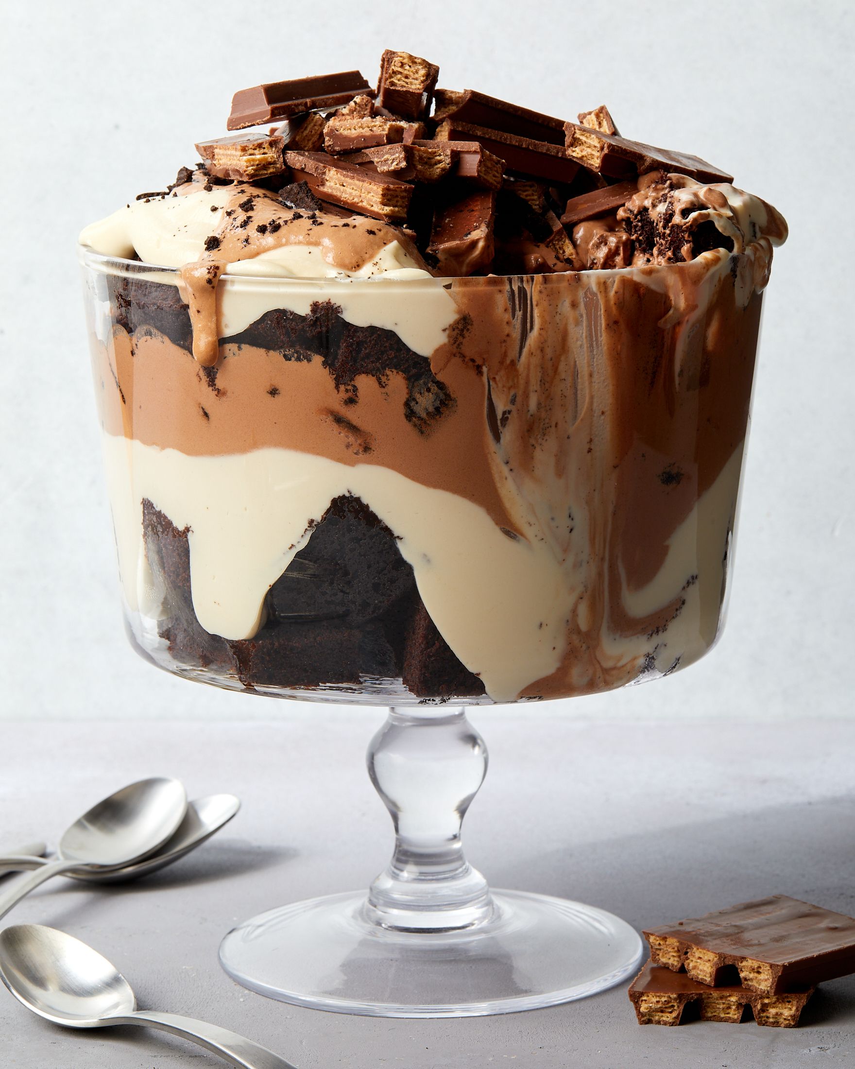 Foto de Cream and cookie layered dessert. Homemade oreo trifle, vanilla  chocolate cookie layered cheese cake in glass, variation of traditional  american breakfast dessert do Stock | Adobe Stock
