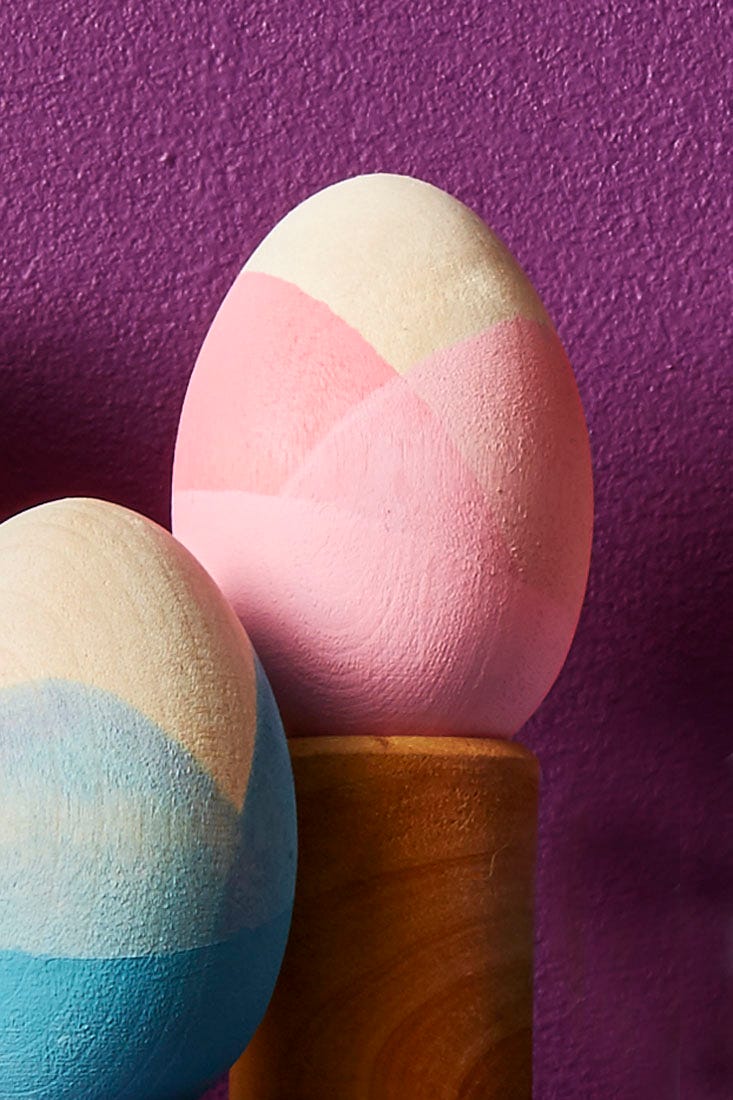 easter egg ideas, white eggs dyed in blue and pink