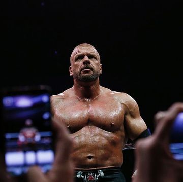 triple h muestra algunos de los cinturones conseguidos en su carrera en el wrestling