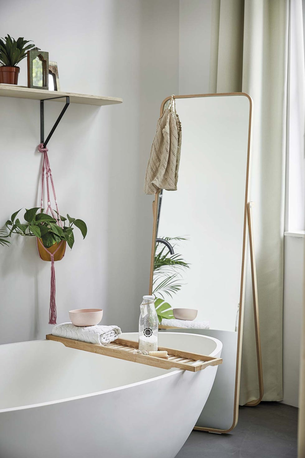tríplex moderno baño con bañera exenta y espejo de pie