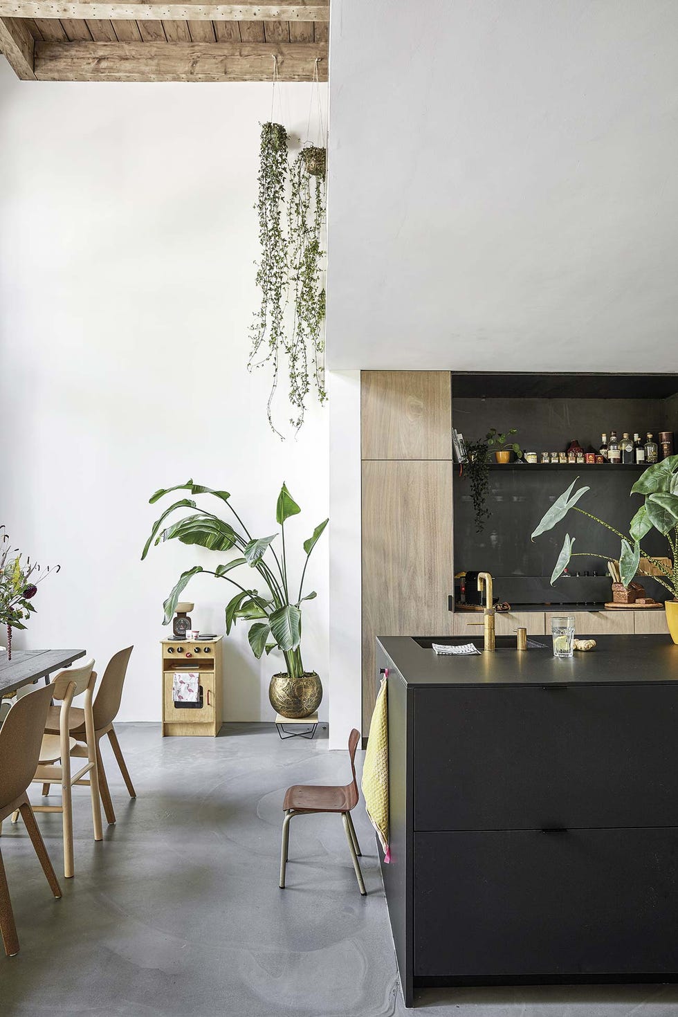 tríplex moderno cocina abierta con isla