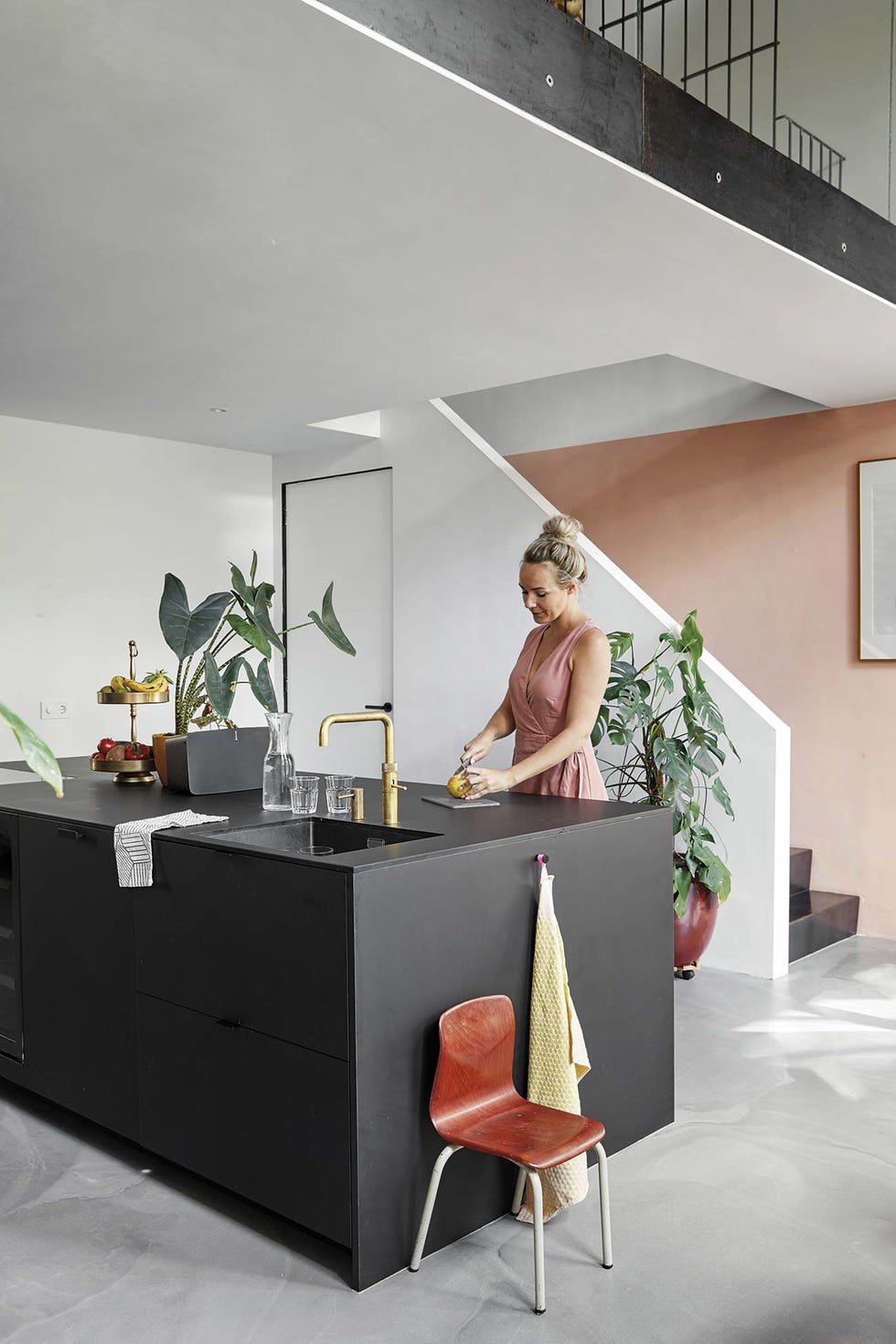 tríplex moderno cocina con isla negra
