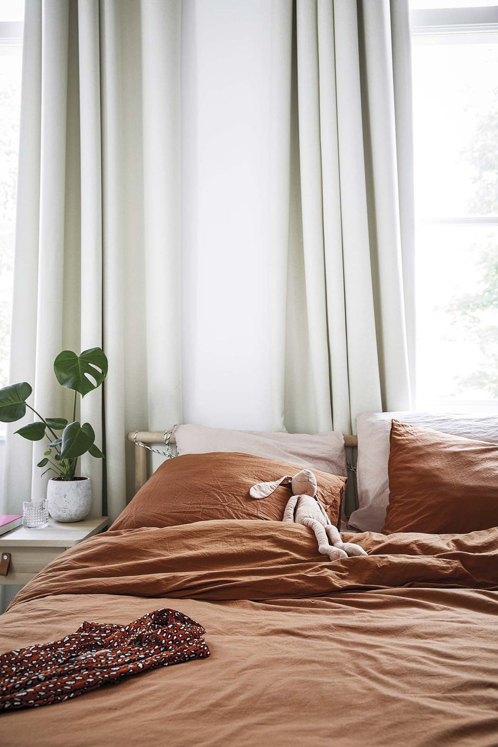 tríplex moderno dormitorio en tonos tierra