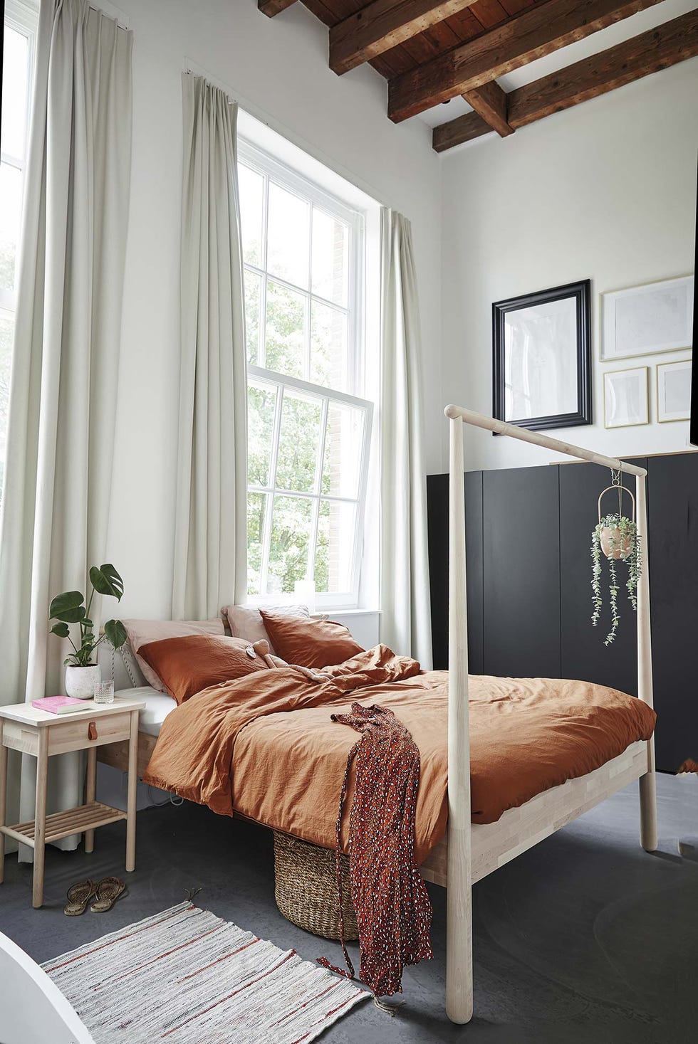 tríplex moderno dormitorio principal con cama con dosel