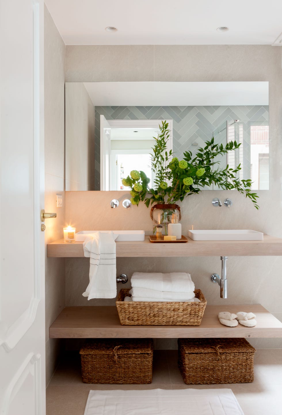 baño con dos baldas flotantes de madera