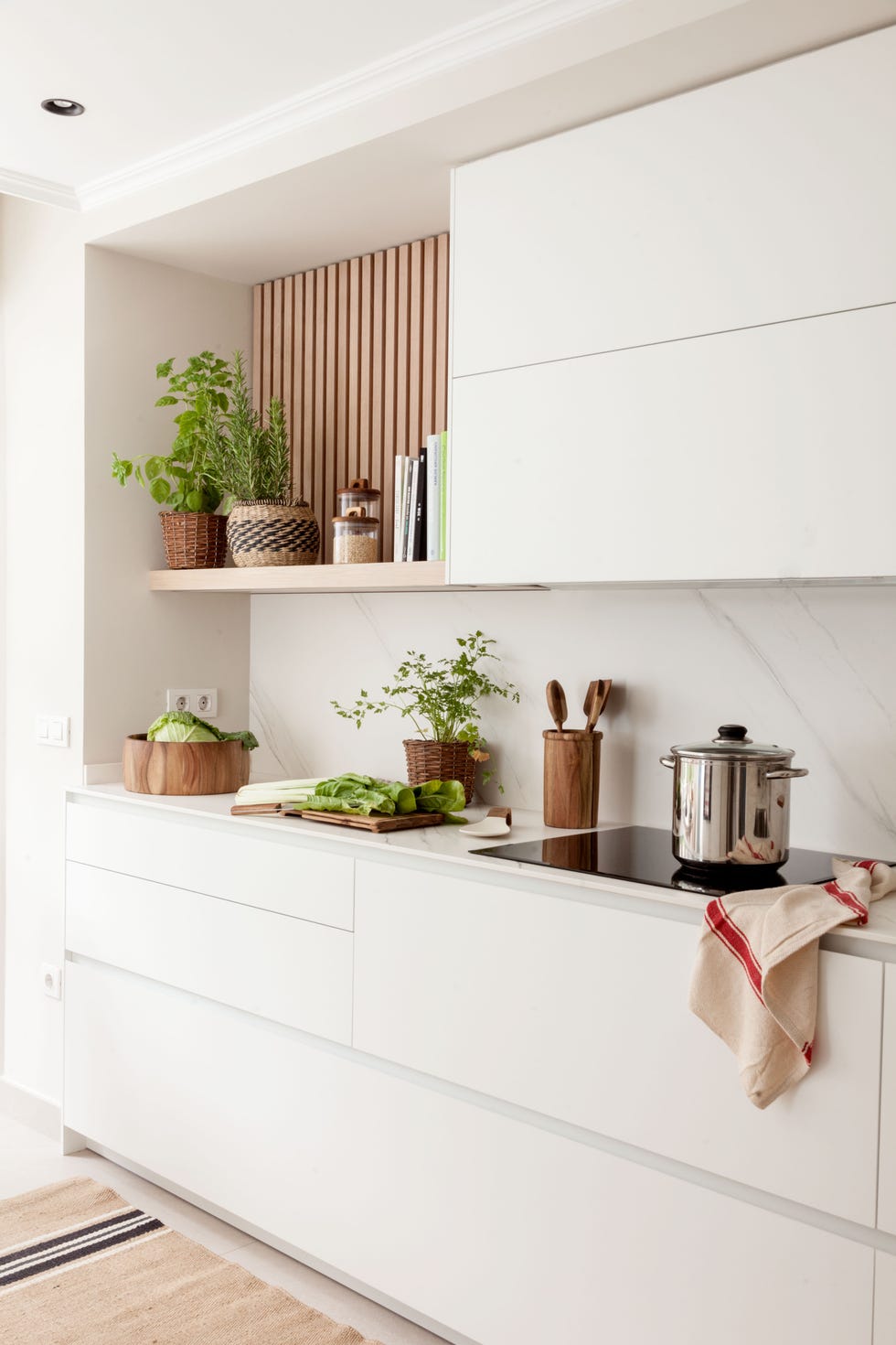cocina blanca de diseño moderno con armarios sin tiradores y encimera y frente efecto mármol