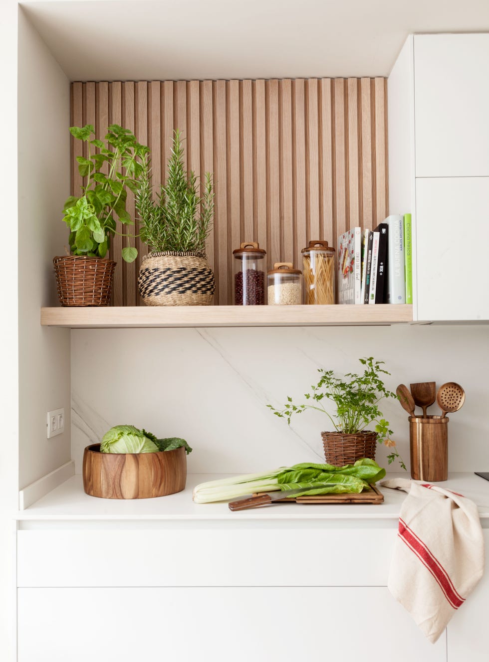 cocina blanca de diseño moderno con armarios sin tiradores y encimera y frente efecto mármol