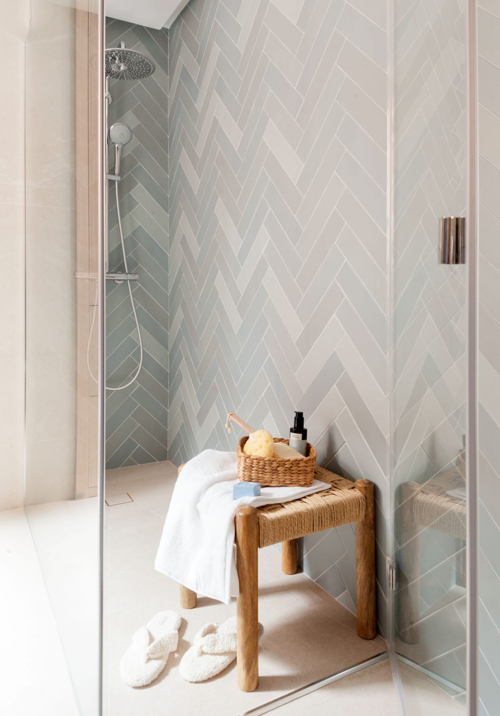 ducha a ras de suelo con azulejos en espiga grises