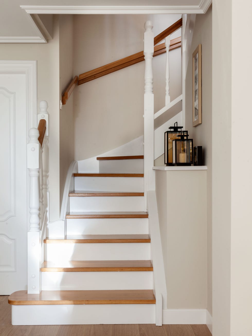 escalera clásica con peldaños blancos y de madera