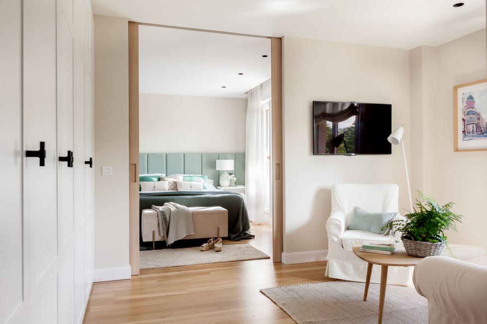 dormitorio en suite con sala de estar