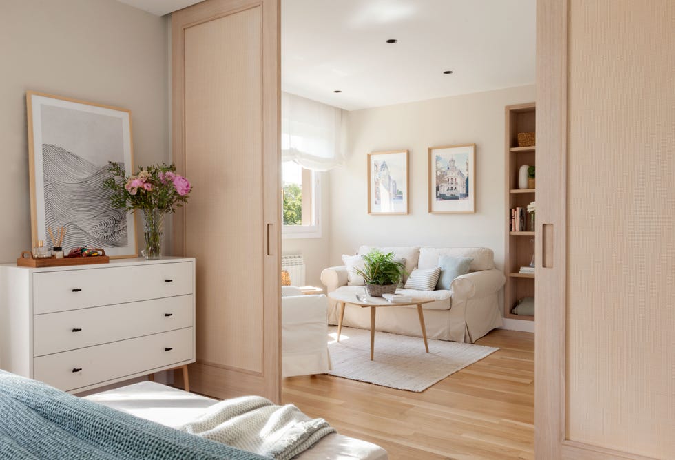dormitorio en suite con sala de estar