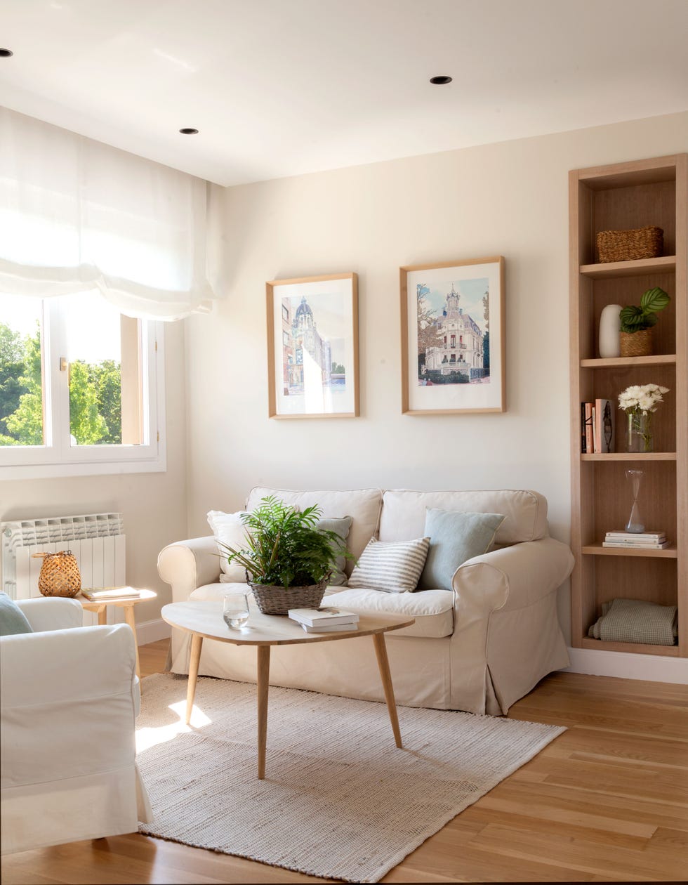 sala de estar con sofá clásico beige, estantería de madera empotrada y mesa de centro nórdica de madera
